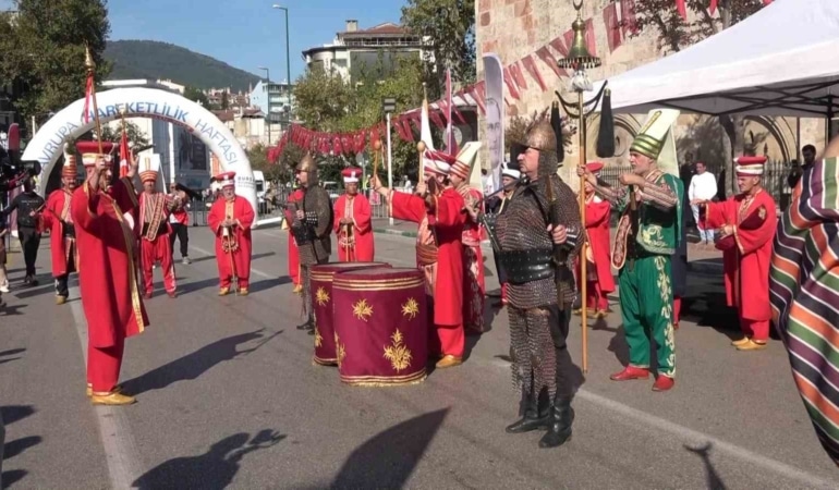 BURSA'DA "AVRUPA HAREKETLİLİK HAFTASI" KAPSAMINDA DÜZENLENEN ETKİNLİKTE ÇOK SAYIDA VATANDAŞ BİR ARAYA GELDİ. MEHTER TAKIMININ GÖSTERİSİYLE BAŞLAYAN PROGRAMDA KATILIMCILAR, HEYKEL'DE OLUŞTURULAN ETKİNLİK ALANLARINDA ÇEŞİTLİ AKTİVİTELERE KATILDI.