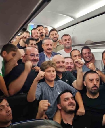 BATMAN DÖNÜŞÜNDE BURSASPOR’UN GEÇMİŞİNDEN GELECEK HEDEFLERİNE KADAR BİRÇOK KONUDA KONUŞAN AK PARTİ ARTVİN MİLLETVEKİLİ FARUK ÇELİK, BU TAKIM İÇİN EL BİRLİĞİ YAPMAK HERKESİN GÖREVİ OLDUĞUNU SÖYLEDİ.