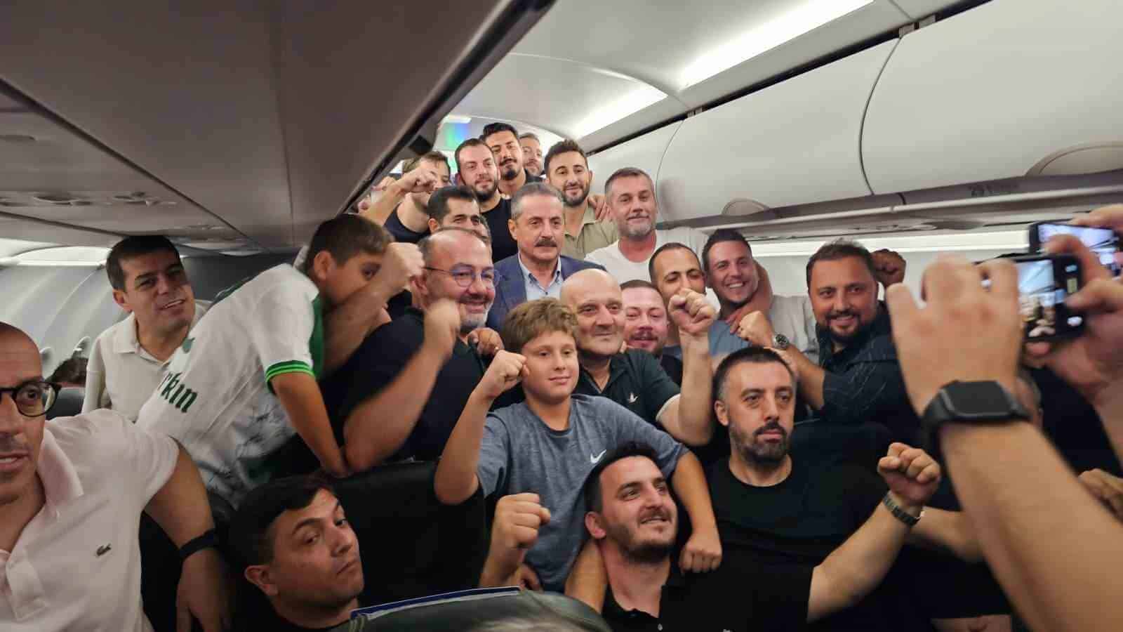 BATMAN DÖNÜŞÜNDE BURSASPOR’UN GEÇMİŞİNDEN GELECEK HEDEFLERİNE KADAR BİRÇOK KONUDA KONUŞAN AK PARTİ ARTVİN MİLLETVEKİLİ FARUK ÇELİK, BU TAKIM İÇİN EL BİRLİĞİ YAPMAK HERKESİN GÖREVİ OLDUĞUNU SÖYLEDİ.