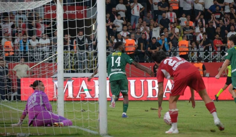 BATMAN PETROLSPOR DEPLASMANINDA BURSASPOR’A 2 GOLLE GALİBİYETİ GETİREN KELECHİ IHEANACHO, MAÇ SONRASI TARAFTARLARA ÖZEL MESAJ GÖNDERDİ.