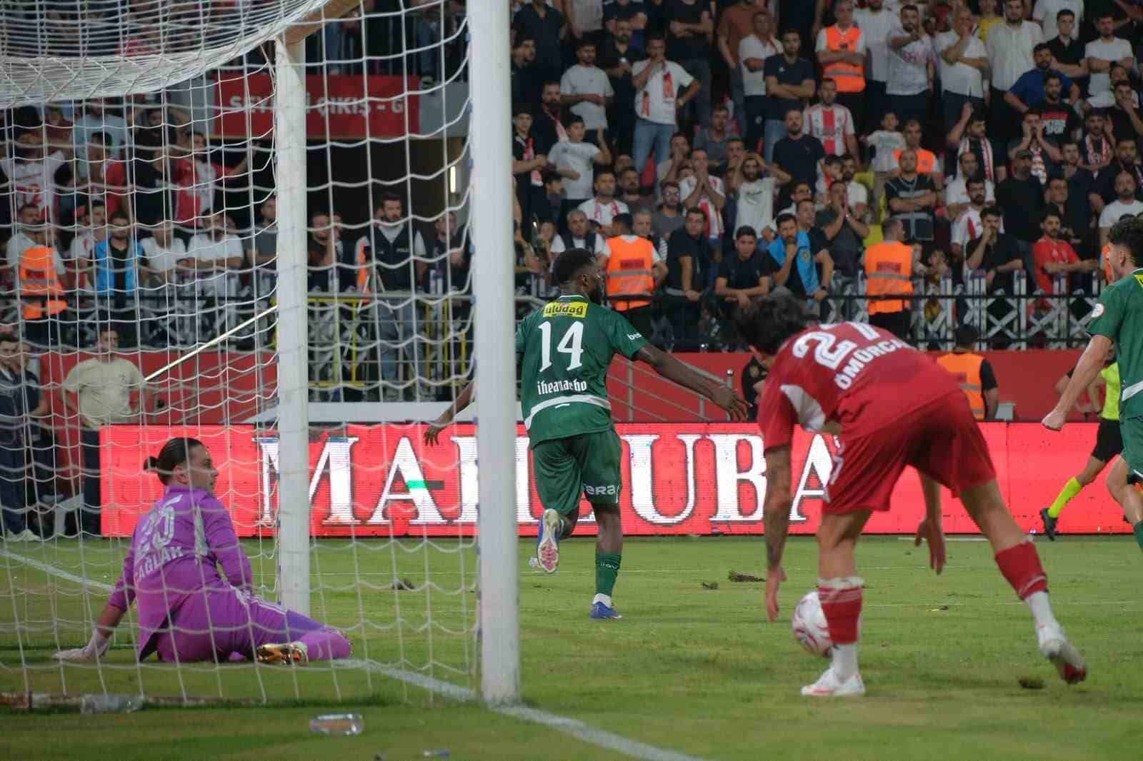 BATMAN PETROLSPOR DEPLASMANINDA BURSASPOR’A 2 GOLLE GALİBİYETİ GETİREN KELECHİ IHEANACHO, MAÇ SONRASI TARAFTARLARA ÖZEL MESAJ GÖNDERDİ.