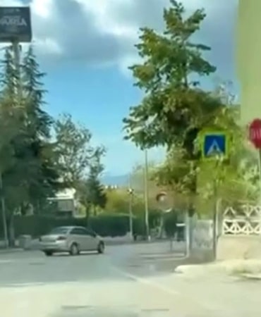 BURSA'DA BİR OTOMOBİL SÜRÜCÜSÜNÜN CADDE ÜZERİNDE DRİFT YAPTIĞI ANLAR CEP TELEFONU KAMERASINA YANSIDI.