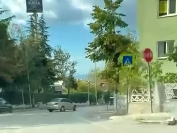 BURSA'DA BİR OTOMOBİL SÜRÜCÜSÜNÜN CADDE ÜZERİNDE DRİFT YAPTIĞI ANLAR CEP TELEFONU KAMERASINA YANSIDI.