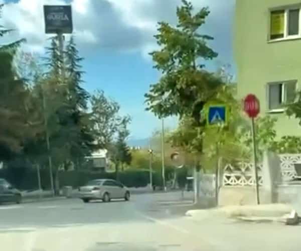 BURSA'DA BİR OTOMOBİL SÜRÜCÜSÜNÜN CADDE ÜZERİNDE DRİFT YAPTIĞI ANLAR CEP TELEFONU KAMERASINA YANSIDI.