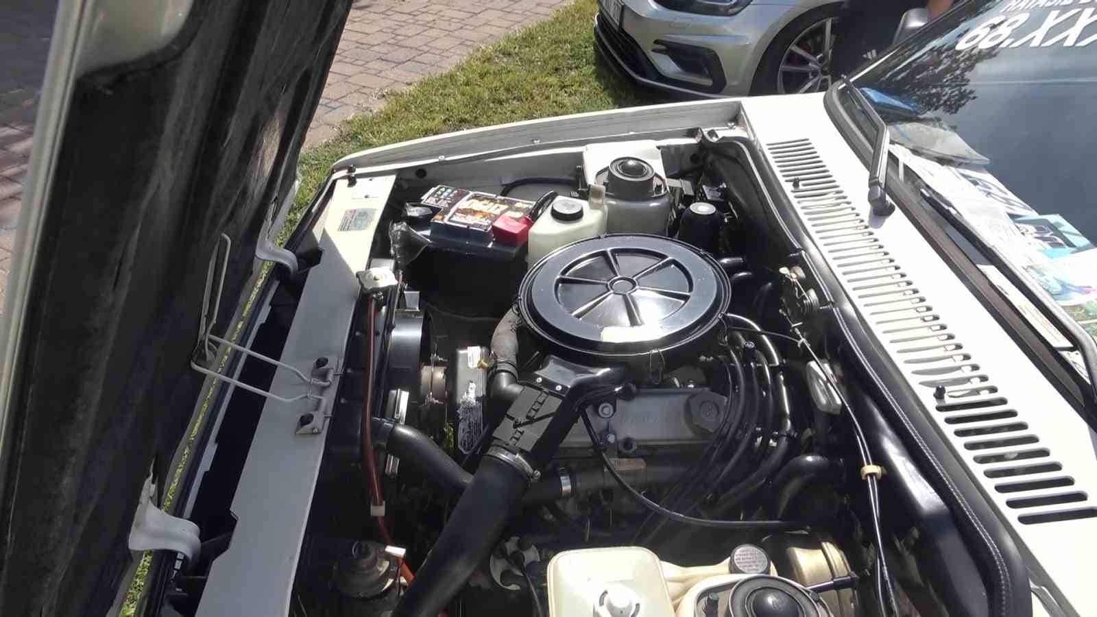 BURSA’DA DÜZENLENEN OTOMOBİL FUARINDA SERGİLENEN 1994 MODEL TOFAŞ DOĞAN MARKA OTOMOBİL, DÜŞÜK KİLOMETRESİ VE KORUNMUŞ GÖRÜNTÜSÜYLE ZİYARETÇİLERİN İLGİ ODAĞI OLDU.
