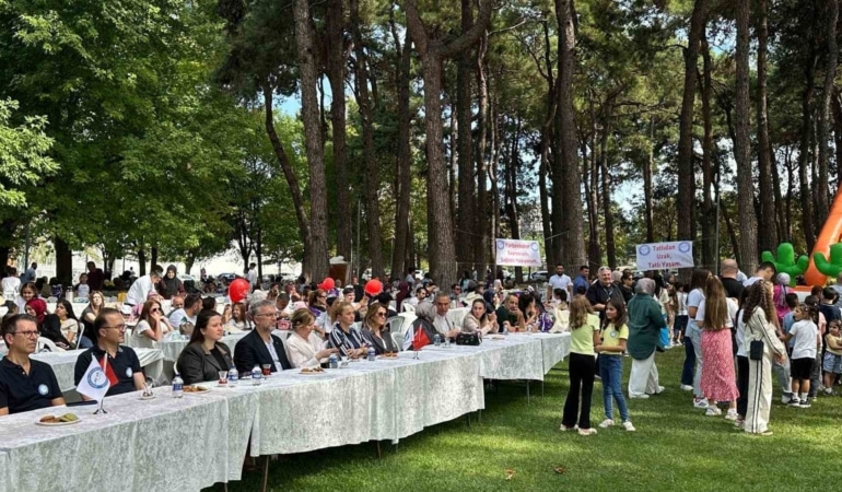 BURSA TİP 1 DİYABETLİLER DERNEĞİ TARAFINDAN BU YIL 10’UNCUSU DÜZENLENEN DİYABET ŞENLİĞİ, DİYABETLİ ÇOCUKLAR, GENÇLER VE AİLELERİNİ BİR ARAYA GETİRDİ. ŞENLİKTE TİP 1 DİYABETLE YAŞAM, ÇOCUKLARIN VE AİLELERİN KARŞILAŞTIĞI GÜÇLÜKLER VE FARKINDALIĞIN ÖNEMİ VURGULANDI.
