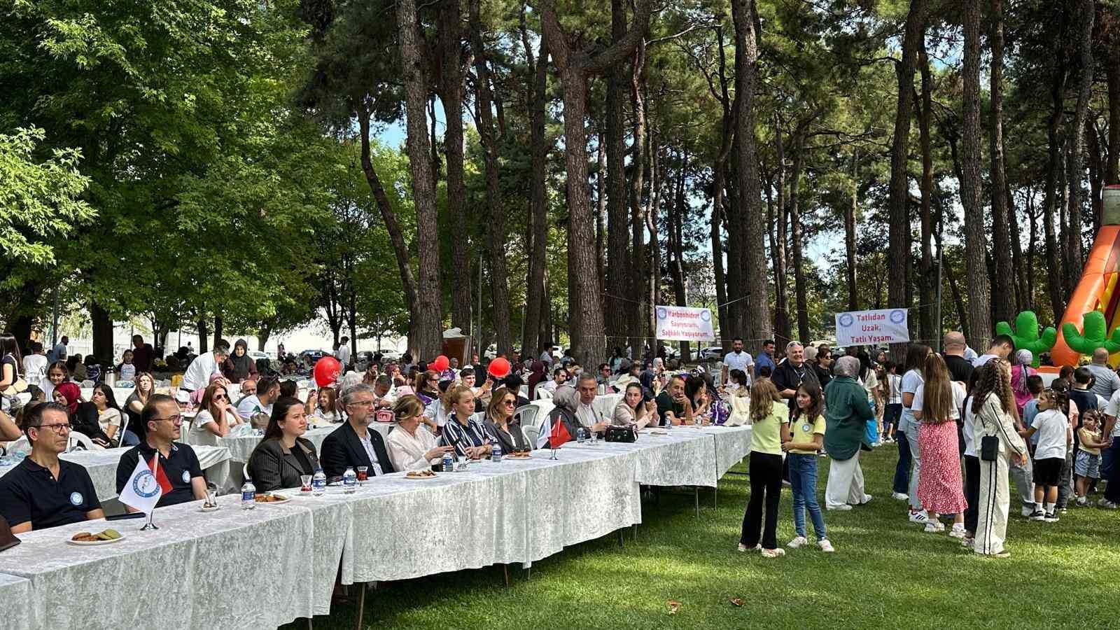BURSA TİP 1 DİYABETLİLER DERNEĞİ TARAFINDAN BU YIL 10’UNCUSU DÜZENLENEN DİYABET ŞENLİĞİ, DİYABETLİ ÇOCUKLAR, GENÇLER VE AİLELERİNİ BİR ARAYA GETİRDİ. ŞENLİKTE TİP 1 DİYABETLE YAŞAM, ÇOCUKLARIN VE AİLELERİN KARŞILAŞTIĞI GÜÇLÜKLER VE FARKINDALIĞIN ÖNEMİ VURGULANDI.
