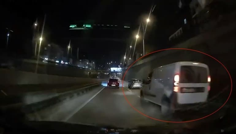 BURSA'DA HAFİF TİCARİ OTOMOBİL SÜRÜCÜSÜ MAKAS ATARAK TRAFİĞİ TEHLİKEYE ATTI. O ANLAR, BAŞKA BİR ARACIN KAMERASINA YANSIDI.