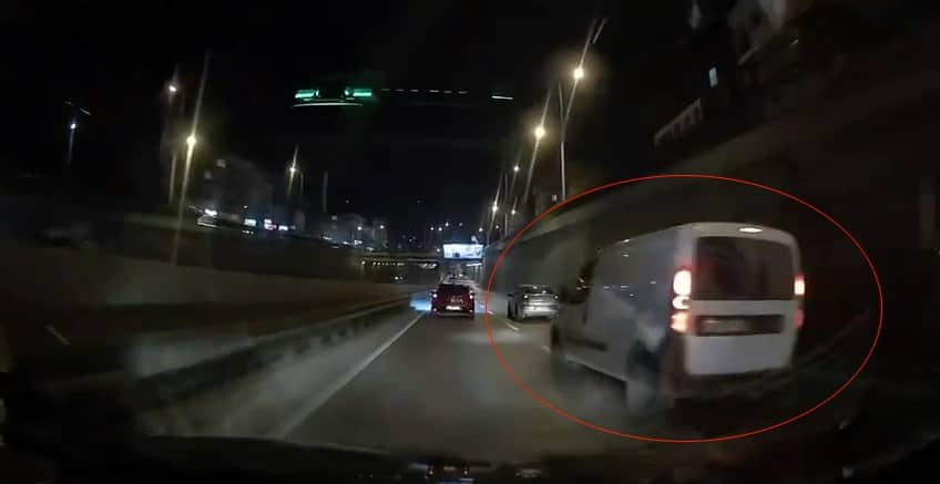 BURSA'DA HAFİF TİCARİ OTOMOBİL SÜRÜCÜSÜ MAKAS ATARAK TRAFİĞİ TEHLİKEYE ATTI. O ANLAR, BAŞKA BİR ARACIN KAMERASINA YANSIDI.