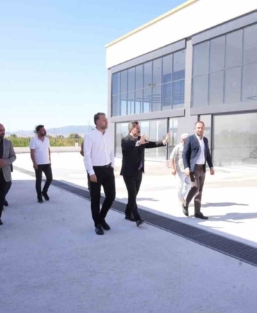 BURSA'NIN YENİŞEHİR İLÇESİNDE İNŞA EDİLEN VE KENDİ ELEKTRİĞİNİ GES İLE ÜRETECEK OLAN 300 MİLYON LİRAYA TAMAMLANAN MODERN GALERİCİLER SİTESİ, HİZMETE AÇILIYOR.