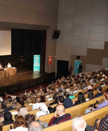 NİLÜFER BELEDİYESİ, 21 EYLÜL DÜNYA ALZHEİMER GÜNÜ KAPSAMINDA DÜZENLEDİĞİ SEMİNERLE HASTALIĞIN TIBBİ SÜRECİNİ, PSİKOLOJİK YANSIMALARINI VE GÜNLÜK BAKIMIN İNCELİKLERİNİ UZMAN İSİMLERLE KAPSAMLI BİR ŞEKİLDE ELE ALDI.