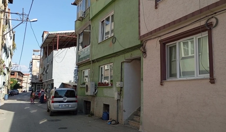 BURSA’NIN OSMANGAZİ İLÇESİNDE YAKINLARININ KENDİLERİNDEN HABER ALAMADIĞI YAŞLI ÇİFT, İTFAİYE EKİPLERİNİN YARDIMIYLA GİRİLEN EVLERİNDE ÖLÜ BULUNDU.