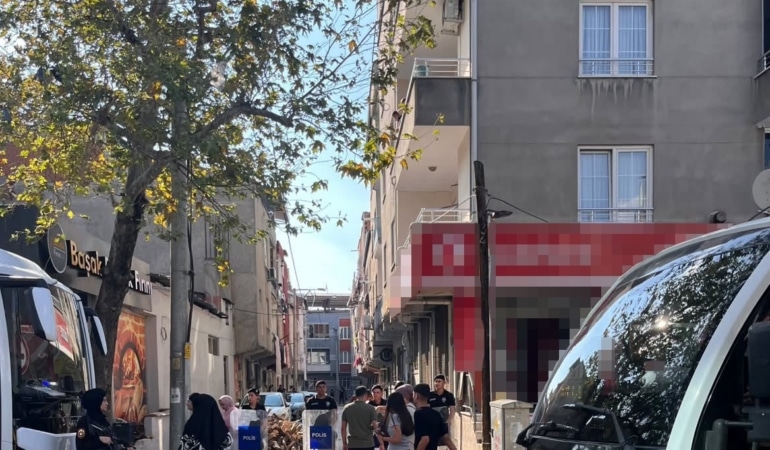 BURSA'NIN GÜRSU İLÇESİNDE ÇAY OCAĞI ÖNÜNDE ÇIKAN SİLAHLI SALDIRIDA BİR KİŞİ VÜCUDUNUN ÇEŞİTLİ BÖLGELERİNDEN YARALANDI. OLAYIN ŞÜPHELİSİ, SALDIRIDA KULLANILDIĞI DEĞERLENDİRİLEN SİLAHLA BİRLİKTE POLİS EKİPLERİNCE YAKALANDI.