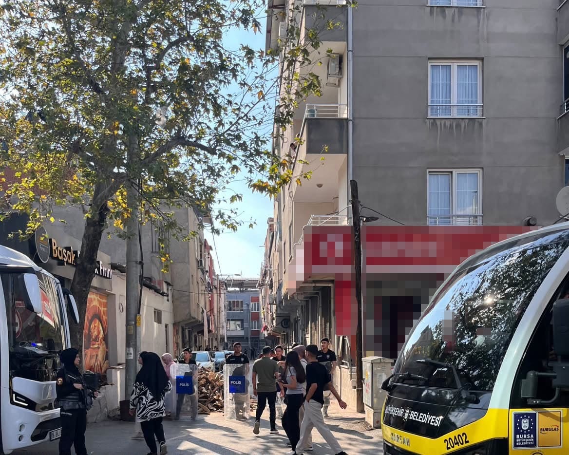 BURSA'NIN GÜRSU İLÇESİNDE ÇAY OCAĞI ÖNÜNDE ÇIKAN SİLAHLI SALDIRIDA BİR KİŞİ VÜCUDUNUN ÇEŞİTLİ BÖLGELERİNDEN YARALANDI. OLAYIN ŞÜPHELİSİ, SALDIRIDA KULLANILDIĞI DEĞERLENDİRİLEN SİLAHLA BİRLİKTE POLİS EKİPLERİNCE YAKALANDI.