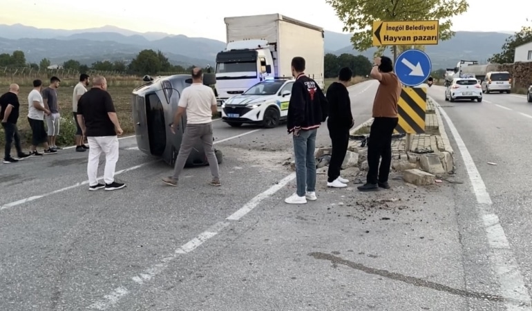 ARA SOKAKTAN ÇIKAN ARACA ÇARPMAMAK İÇİN REFÜJE DALDI O ANLAR KAMERADA