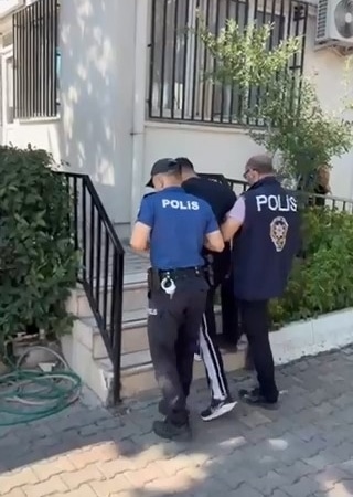 BURSA’NIN İZNİK İLÇESİNDE POLİS EKİPLERİNCE ARANAN ŞAHISLARA YÖNELİK GERÇEKLEŞTİRİLEN ÇALIŞMALARDA, HAKLARINDA KESİNLEŞMİŞ HAPİS CEZASI BULUNAN 3 KİŞİ YAKALANDI. ŞAHISLAR, İŞLEMLERİNİN ARDINDAN CEZAEVİNE TESLİM EDİLDİ.