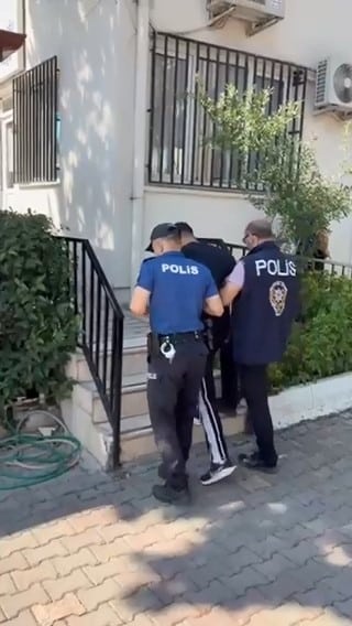BURSA’NIN İZNİK İLÇESİNDE POLİS EKİPLERİNCE ARANAN ŞAHISLARA YÖNELİK GERÇEKLEŞTİRİLEN ÇALIŞMALARDA, HAKLARINDA KESİNLEŞMİŞ HAPİS CEZASI BULUNAN 3 KİŞİ YAKALANDI. ŞAHISLAR, İŞLEMLERİNİN ARDINDAN CEZAEVİNE TESLİM EDİLDİ.