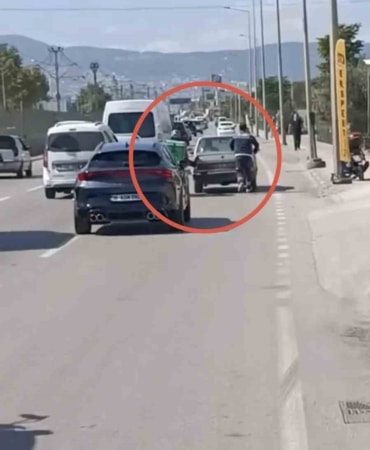 BURSA’DA MOTOKURYEDEN ARIZALANAN OTOMOBİLİ İTMEK İÇİN İLGİNÇ YÖNTEM