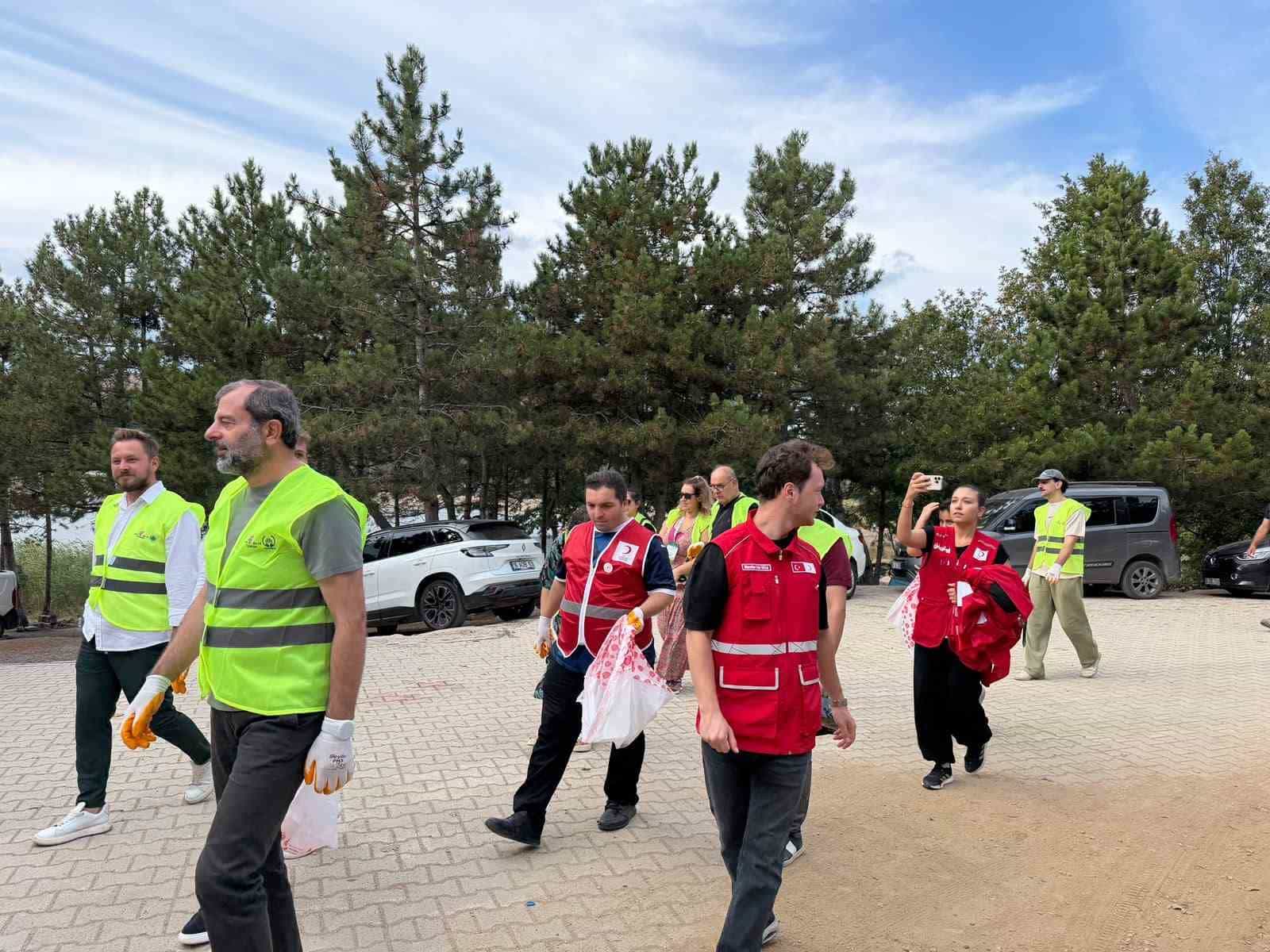 GÜRSU BELEDİYESİ EURODESK TEMAS NOKTASI KOORDİNESİNDE DEVAM EDEN ERASMUS ÖĞRENCİ GENÇLİK DEĞİŞİM PROGRAMI KAPSAMINDA GÜRSU’DA AĞIRLANAN VE DÜNYANIN FARKLI ÜLKELERİNDEN GELEN ÖĞRENCİLER, DÜNYA TEMİZLİK GÜNÜ’NDE ERİCEK ADRENALİN PARK’TA BİR ARAYA GELDİ.