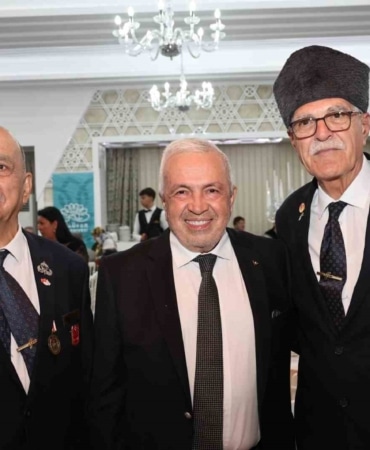 NİLÜFER BELEDİYESİ, GAZİLER GÜNÜ DOLAYISIYLA DÜZENLEDİĞİ BULUŞMADA ŞEHİT AİLELERİ, GAZİLER VE YAKINLARINI AYNI SOFRADA BİR ARAYA GETİRDİ. NİLÜFER BELEDİYE BAŞKANI ŞADİ ÖZDEMİR, GEÇEN YIL SÖZÜNÜ VERDİKLERİ ŞEHİTLİK ANITI’NI TAMAMLAMANIN GURURUNU YAŞADIKLARINI BELİRTEREK, YAPIMI SÜREN YAYLACIK KURTULUŞ MÜZESİ’NİN ÖNÜNDE DE TÜM BURSA ŞEHİTLERİNİN ANISINI YAŞATACAK YENİ BİR ANIT YAPACAKLARININ MÜJDESİNİ VERDİ.