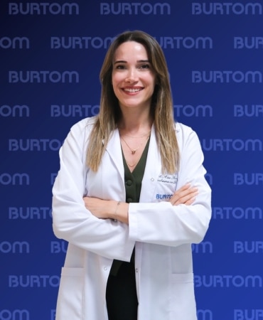 YENİ EĞİTİM-ÖĞRETİM YILININ BAŞLAMASIYLA BİRLİKTE ÇOCUKLARIN GÜNLÜK RUTİNLERİ DE YENİDEN ŞEKİLLENİYOR. UYKU DÜZENİNDEN FİZİKSEL AKTİVİTEYE, DERS ÇALIŞMA SAATLERİNDEN ÖĞÜN DÜZENİNE KADAR BİRÇOK ALIŞKANLIĞIN YENİDEN OLUŞTURULDUĞU BU DÖNEMDE BESLENME DE BÜYÜK ÖNEM TAŞIYOR. ÇOCUKLUK DÖNEMİNDE YETERLİ VE DENGELİ BESLENMENİN BÜYÜME VE GELİŞMEYİ DESTEKLEMESİNİN YANI SIRA DİKKAT, ÖĞRENME, ENERJİ DÜZEYİ VE GENEL SAĞLIK AÇISINDAN DA KRİTİK BİR ROLE SAHİP OLDUĞUNU BELİRTEN BURTOM ÖZLÜCE TIP MERKEZİ UZM. DYT. ASU KURTULUŞ, OKUL DÖNEMİNDE BESLENMEYE DAİR ÖNERİLERDE BULUNDU.