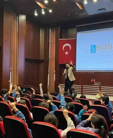 BURSA BÜYÜKŞEHİR BELEDİYESİ, UFAK YAŞTA SU BİLİNCİ OLUŞTURMAK, SUYUN SINIRLI BİR KAYNAK OLDUĞUNU ANLATMAK VE SÜRDÜRÜLEBİLİR ALIŞKANLIKLAR KAZANDIRMAK AMACIYLA BURSA İL MİLLİ EĞİTİM MÜDÜRLÜĞÜ İLE BİRLİKTE YÜRÜTTÜĞÜ ‘SU TASARRUFU BİLİNCİ VE KÜLTÜRÜ EĞİTİMİ’Nİ YENİ EĞİTİM ÖĞRETİM DÖNEMİNDE DE MİNİK YÜREKLERLE BULUŞTURUYOR.