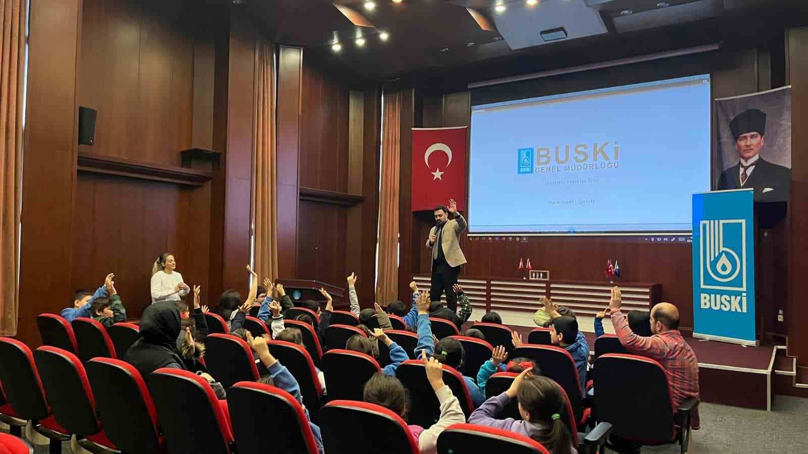 BURSA BÜYÜKŞEHİR BELEDİYESİ, UFAK YAŞTA SU BİLİNCİ OLUŞTURMAK, SUYUN SINIRLI BİR KAYNAK OLDUĞUNU ANLATMAK VE SÜRDÜRÜLEBİLİR ALIŞKANLIKLAR KAZANDIRMAK AMACIYLA BURSA İL MİLLİ EĞİTİM MÜDÜRLÜĞÜ İLE BİRLİKTE YÜRÜTTÜĞÜ ‘SU TASARRUFU BİLİNCİ VE KÜLTÜRÜ EĞİTİMİ’Nİ YENİ EĞİTİM ÖĞRETİM DÖNEMİNDE DE MİNİK YÜREKLERLE BULUŞTURUYOR.