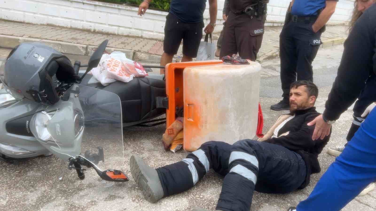 BURSA'DA ANİ FREN YAPAN MOTOSİKLETLİ KURYE KAYGANLAŞAN YOLDA SAVRULARAK YARALANDI.