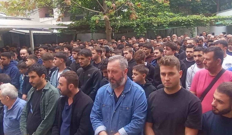 ORHANGAZİ GEMLİK KARAYOLUNDA MEYDANA GELEN MOTOSİKLET KAZASINDA AĞIR YARALI OLARAK KALDIRILDIĞI HASTANEDE HAYATINI KAYBEDEN BURAK UYSAL ORHANGAZİ’DE SON YOLCULUĞUNA UĞURLANDI.