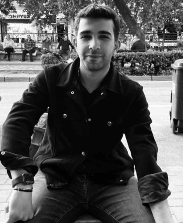 BURSA’DA İKİ OTOMOBİL KAFA KAFAYA ÇARPIŞTI: 1 ÖLÜ, 1 AĞIR YARALI