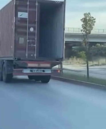 BURSA’DA TIRIN AÇIK KALAN DORSE KAPAĞI TEHLİKE SAÇTI