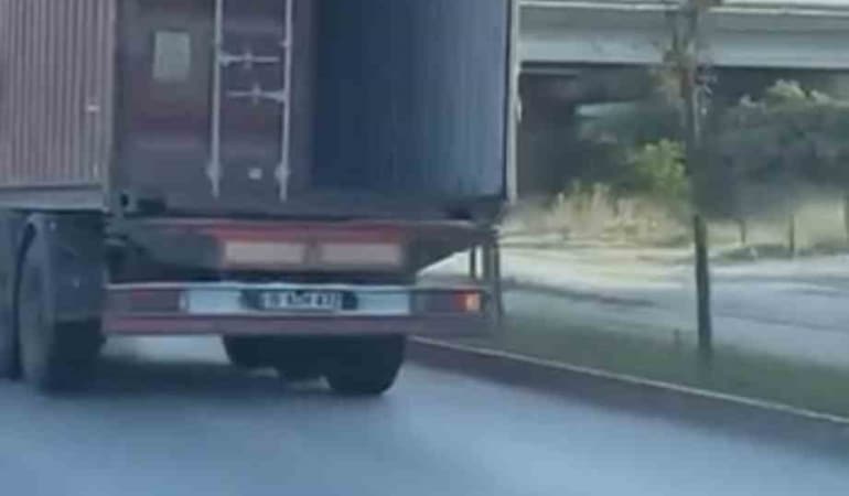 BURSA’DA TIRIN AÇIK KALAN DORSE KAPAĞI TEHLİKE SAÇTI