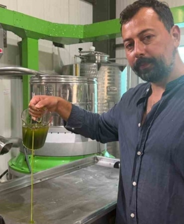 BURSA'NIN İZNİK İLÇESİNE BAĞLI GÖLLÜCE MAHALLESİ'NDE ZEYTİN ÜRETİCİSİ OĞUZ YILDIRIM, SEZONUN İLK ZEYTİN HASADINI GERÇEKLEŞTİREREK YENİ SEZONUN İLK ZEYTİNYAĞINI ÜRETMEYE BAŞLADI. ERKEN HASAT EDİLEN YEŞİL ZEYTİNLERİN SOĞUK SIKIM YÖNTEMİYLE İŞLENMESİ SONUCU ELDE EDİLEN ZEYTİNYAĞI, BAŞTA AVRUPA OLMAK ÜZERE BİRÇOK ÜLKEDEN YOĞUN İLGİ GÖRÜYOR.
