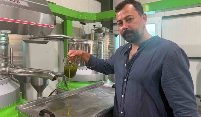 BURSA'NIN İZNİK İLÇESİNE BAĞLI GÖLLÜCE MAHALLESİ'NDE ZEYTİN ÜRETİCİSİ OĞUZ YILDIRIM, SEZONUN İLK ZEYTİN HASADINI GERÇEKLEŞTİREREK YENİ SEZONUN İLK ZEYTİNYAĞINI ÜRETMEYE BAŞLADI. ERKEN HASAT EDİLEN YEŞİL ZEYTİNLERİN SOĞUK SIKIM YÖNTEMİYLE İŞLENMESİ SONUCU ELDE EDİLEN ZEYTİNYAĞI, BAŞTA AVRUPA OLMAK ÜZERE BİRÇOK ÜLKEDEN YOĞUN İLGİ GÖRÜYOR.