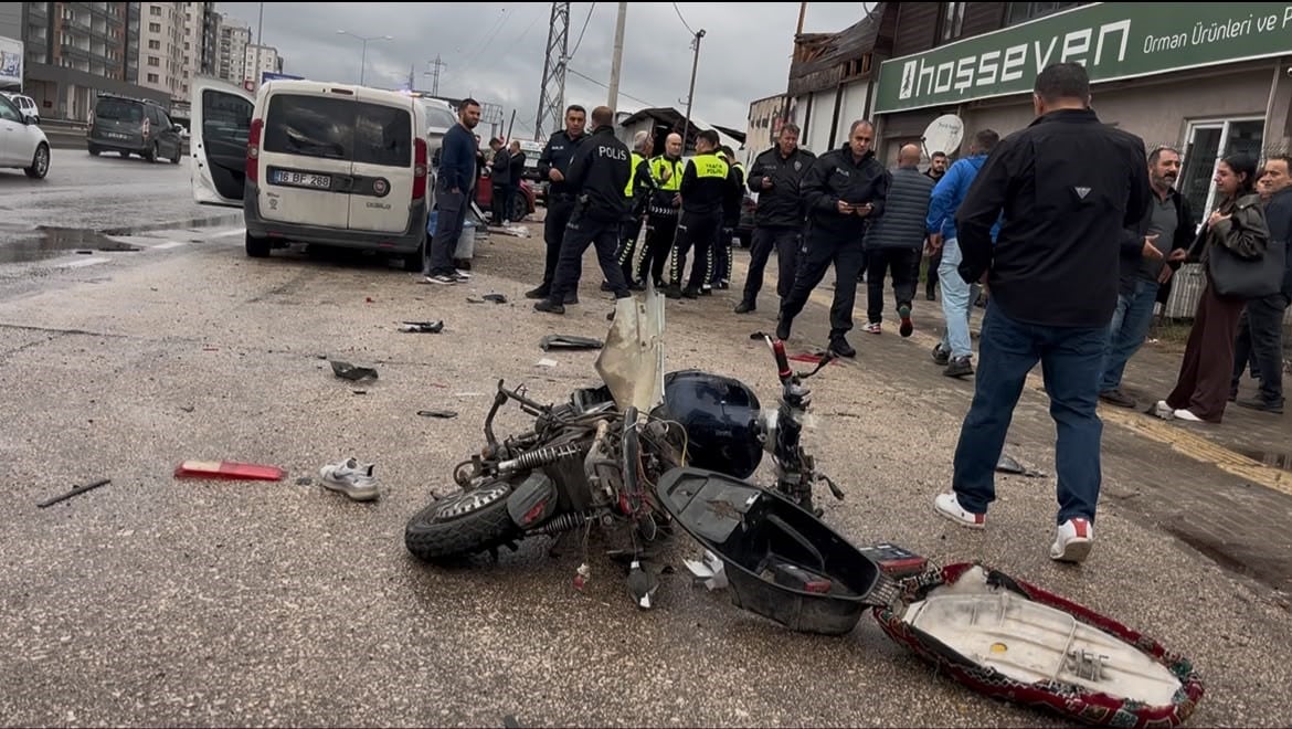 BURSA’DA YAĞIŞLI HAVADA HIZLA İLERLEYEN TİCARİ ARAÇ, ELEKTRİKLİ BİSİKLETE ÇARPTI.