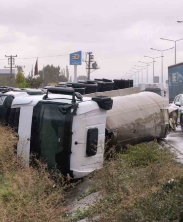 BURSA’NIN İNEGÖL İLÇESİNDE YAĞIŞ NEDENİYLE KAYGANLAŞAN YOLDA KONTROLDEN ÇIKAN SIVI TUZ YÜKLÜ TANKER, YAĞMUR SUYU KANALINA DEVRİLDİ.