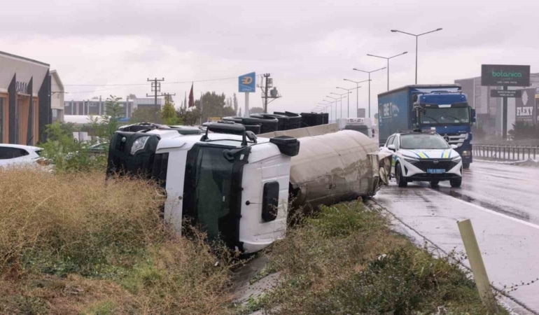 BURSA’NIN İNEGÖL İLÇESİNDE YAĞIŞ NEDENİYLE KAYGANLAŞAN YOLDA KONTROLDEN ÇIKAN SIVI TUZ YÜKLÜ TANKER, YAĞMUR SUYU KANALINA DEVRİLDİ.