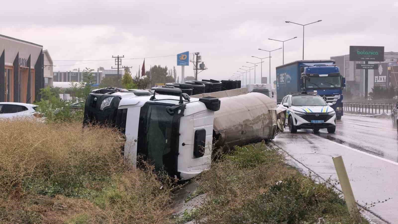 BURSA’NIN İNEGÖL İLÇESİNDE YAĞIŞ NEDENİYLE KAYGANLAŞAN YOLDA KONTROLDEN ÇIKAN SIVI TUZ YÜKLÜ TANKER, YAĞMUR SUYU KANALINA DEVRİLDİ.