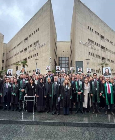 DURUŞMA ÖNCESİ ADLİYE ÖNÜNDE BİR ARAYA GELEN AVUKATLAR, "AVUKAT YALNIZ DEĞİLDİR, SAVUNMA SAHİPSİZ DEĞİLDİR" MESAJI VERDİ.
