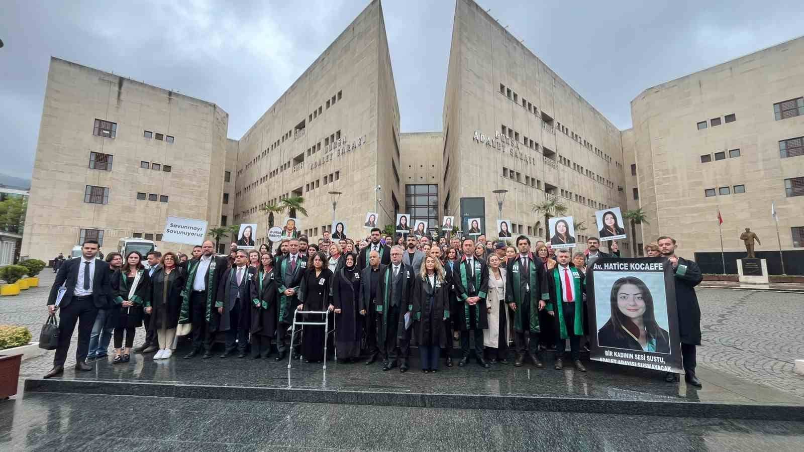 DURUŞMA ÖNCESİ ADLİYE ÖNÜNDE BİR ARAYA GELEN AVUKATLAR, "AVUKAT YALNIZ DEĞİLDİR, SAVUNMA SAHİPSİZ DEĞİLDİR" MESAJI VERDİ.