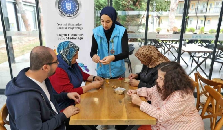BURSA BÜYÜKŞEHİR BELEDİYESİ, FARKLI GELİŞİM GÖSTEREN ÇOCUK VE GENÇLERİN SOSYAL HAYATA KATILIMLARINI DESTEKLEMEK HEDEFİYLE GEMLİK KARACAALİ GENÇLİK KAMPI’NDA ÖZEL BİR KAMP PROGRAMI DÜZENLEDİ.