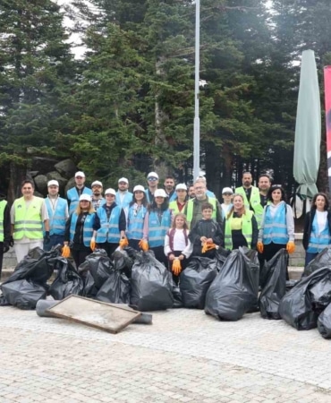 OSMANGAZİ BELEDİYESİ, DÜNYA TEMİZLİK GÜNÜ DOLAYISIYLA GÖNÜLLÜLERİYLE BİRLİKTE ULUDAĞ SARIALAN’DA GERÇEKLEŞTİRDİĞİ ÇEVRE TEMİZLİĞİYLE DOĞAL ALANLARIN KORUNMASINA YÖNELİK TOPLUMSAL DUYARLILIĞA DİKKAT ÇEKTİ.