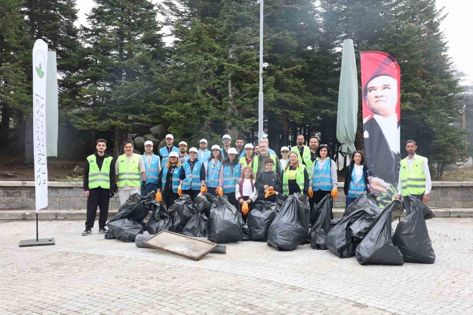OSMANGAZİ BELEDİYESİ, DÜNYA TEMİZLİK GÜNÜ DOLAYISIYLA GÖNÜLLÜLERİYLE BİRLİKTE ULUDAĞ SARIALAN’DA GERÇEKLEŞTİRDİĞİ ÇEVRE TEMİZLİĞİYLE DOĞAL ALANLARIN KORUNMASINA YÖNELİK TOPLUMSAL DUYARLILIĞA DİKKAT ÇEKTİ.