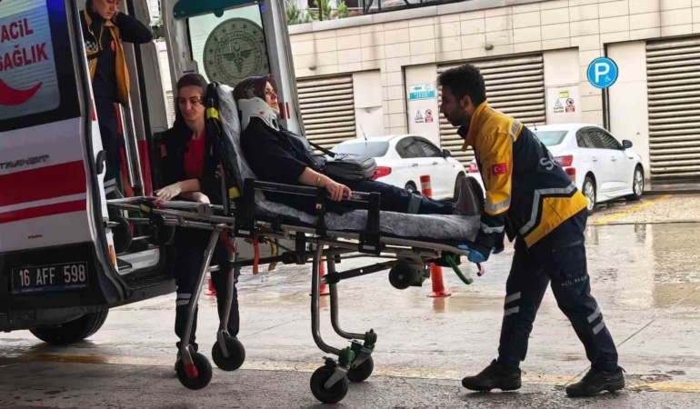BURSA’NIN İNEGÖL İLÇESİNDE MEYDANA GELEN ZİNCİRLEME TRAFİK KAZASINDA 3 OTOMOBİL ÇARPIŞTI. KAZADA 2 KİŞİ YARALANDI.