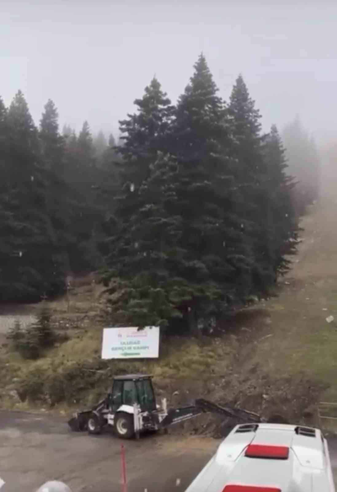 BURSA'DA KIŞ TURİZMİNİN ÖNEMLİ MERKEZLERİNDEN ULUDAĞ'A SEZONUN İLK KARI YAĞDI.