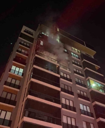 BURSA'DA BİR BİNADA ÇIKAN YANGINDA MAHSUR KALAN 19 KİŞİ, İTFAİYE EKİPLERİNİN MÜDAHALESİYLE KURTARILDI.