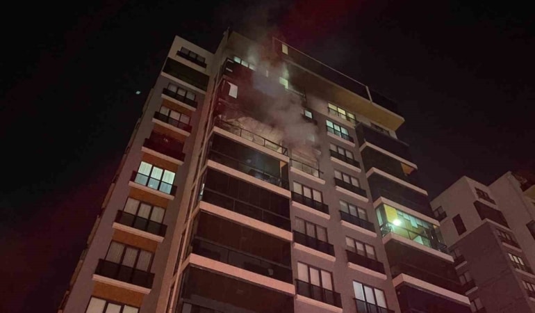 BURSA'DA BİR BİNADA ÇIKAN YANGINDA MAHSUR KALAN 19 KİŞİ, İTFAİYE EKİPLERİNİN MÜDAHALESİYLE KURTARILDI.