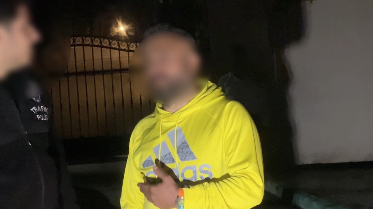 BURSA’DA POLİSİN ‘DUR’ İHTARINA UYMAYARAK KAÇAN VE TRAFİKTE MAKAS ATARAK İLERLEYEN SÜRÜCÜ, POLİS EKİPLERİN SIKI TAKİBİ SONUCU YAKALANDI. 2 PROMİL ALKOLLÜ OLDUĞU BELİRLENEN SÜRÜCÜ HAKKINDA CEZAİ İŞLEM UYGULANDI.