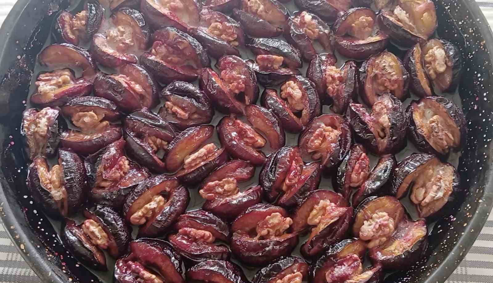 DALINDA KİLOGRAM FİYATI 3 İLA 4 LİRAYA KADAR GERİLEYEN TON ERİĞİ, ÜRETİCİLERİN EL EMEĞİYLE KIŞLIK CEVİZLİ FIRIN TATLISINA DÖNÜŞÜYOR.