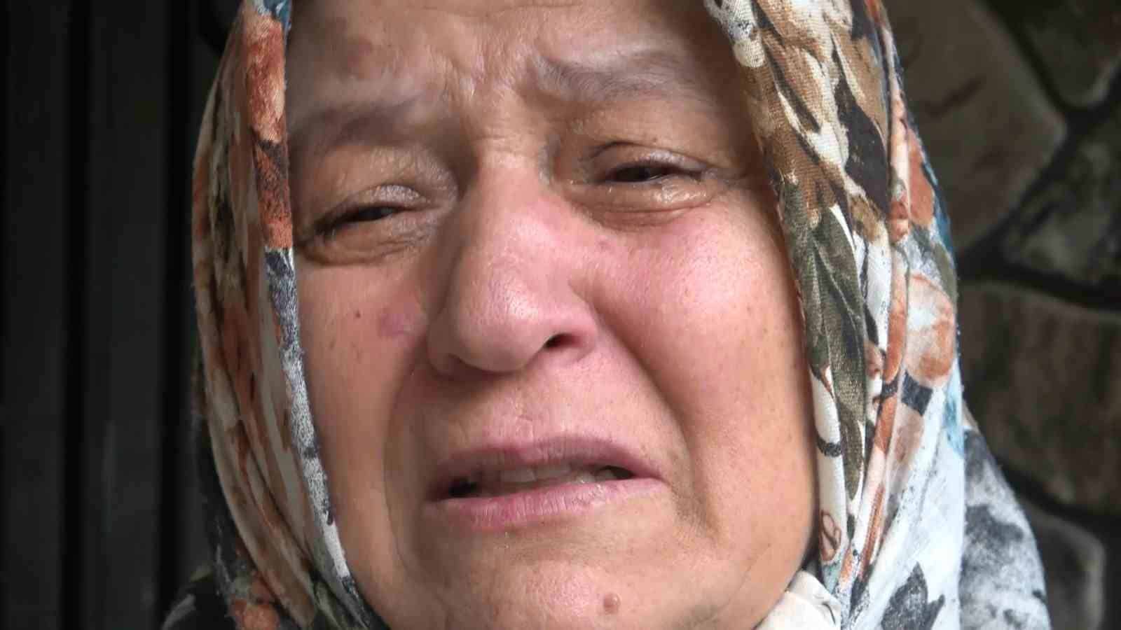 GÖZÜ YAŞLI ANNE GÜLLÜ KARAPINAR İHA MİKROFONUNA KONUŞTU. ACILI ANNE, "SAĞ YADA ÖLÜ, OĞLUMU İSTİYORUM. RÜYALARIMDA HEP ÖNÜ GÖRÜYORUM" DEDİ. ANNE GÜLLÜ KARAPINAR